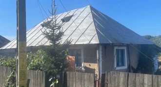 Casa batraneasca Margineni si teren 757 mp