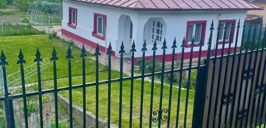 Casa parter,centru -Margineni,teren 1366 mp